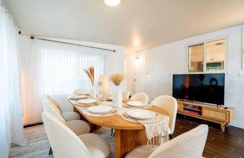 Palmdale House | Stylish Cozy, Aesthetic, Stocked Kitchen, and Pet Friendly