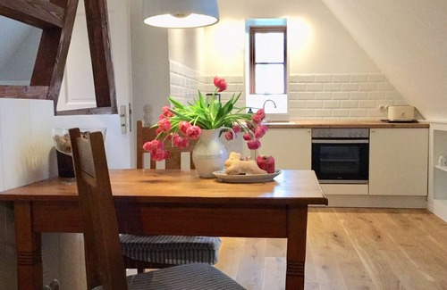 Oldenswort House | Stylish & cozy unter thatched roof with park-like garden (apartment)