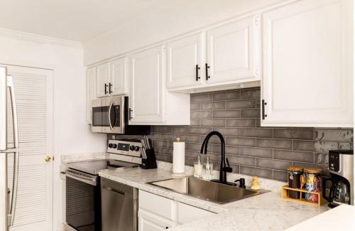 Rutledge Hill Apartment | Stylish Downtown Nashville 3 Beds, 1 Bedroom with Private Patio, Parking