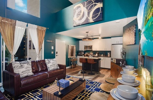 East Village Condo | Stylish DT Loft for Professionals Friends & Family