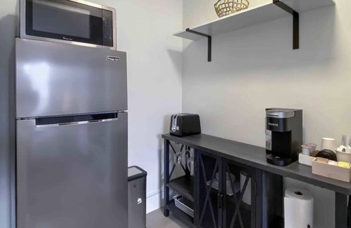 Coral Ridge Apartment | Stylish East Lauderdale Efficiency. 1 Mile to Beach! Comfy King Bed, Beach Gear
