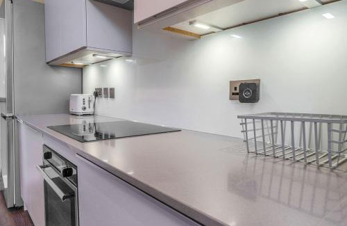 Bonnington Apartment | Stylish Elegance in City's Heart