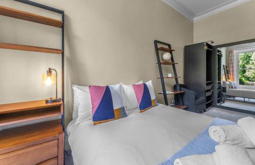 Bonnington Apartment | Stylish Elegance in City's Heart