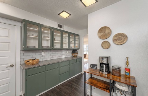 Roseburg House | Stylish Escape - Chic & Cozy with relaxing backyard