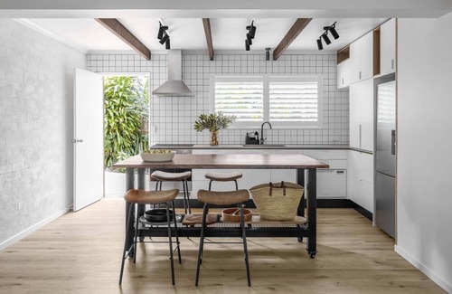 Sunshine Coast Apartment | Stylish Family Retreat in Little Cove