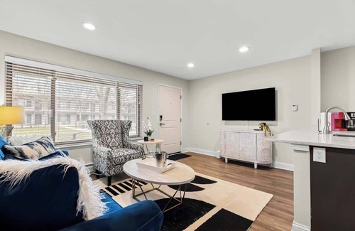 Royal Oak Apartment | Stylish Haven in Royal Oak | 1BA | 1BD