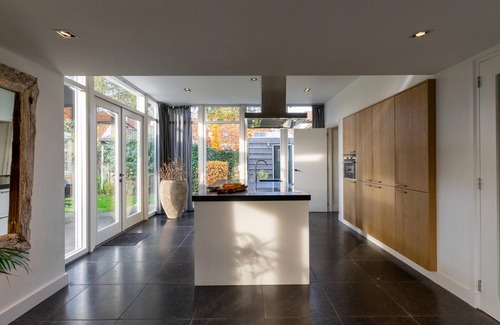 Oosterhout House | Stylish holiday home with enclosed garden