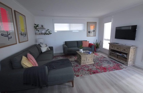 Bridport Villa | Stylish Holiday Unit - Modern Living