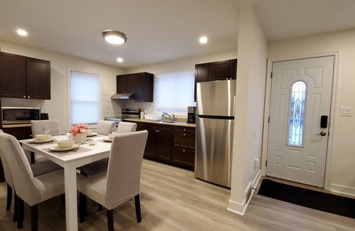 Fallsview House | Stylish home 10 minutes walk to the Falls
