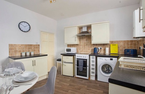 Hillsborough House | Stylish Home Sleeps 5 FreeParking Garden