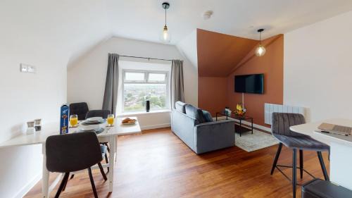 Newport Apartment | Stylish Loft Apartment with View