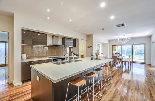 Point Cook House | Stylish Luxe House for Big Group at Point Cook