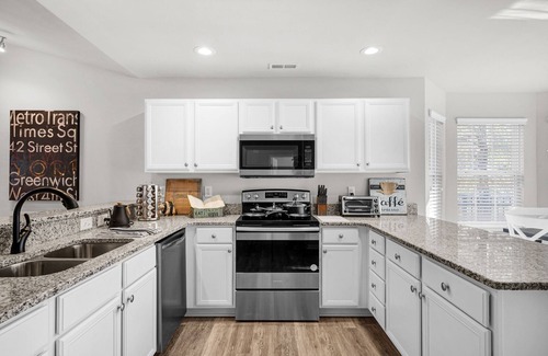 Northeast Raleigh House | Stylish Luxe One-Level Twnh Steps from Neuse Trail