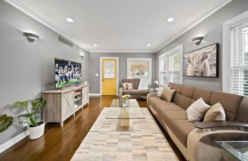 Birmingham House | Stylish Luxury 3bd home in Downtown Birmingham