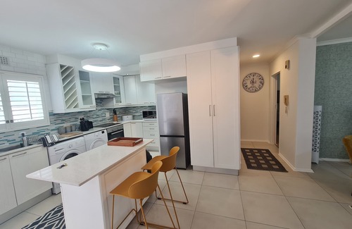 Sea Point Apartment | Stylish Modern apartment in Sea Point, the heart of Cape Town.