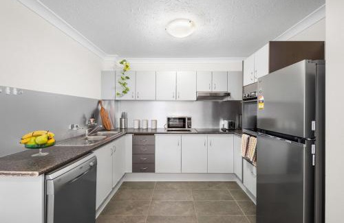 Mermaid Beach Apartment | Stylish Modern Oceanside Oasis Free Wi-Fi