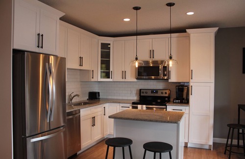 Cochrane House | Stylish Mountain View - Cozy Canadiana Pet Friendly