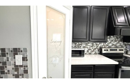 Donna House | Stylish New Alamo Home Dining & Shops Nearby
