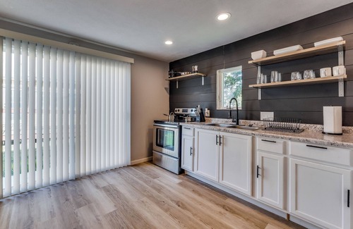 South Hutchinson House | "Stylish Oasis: Modern Comfort!