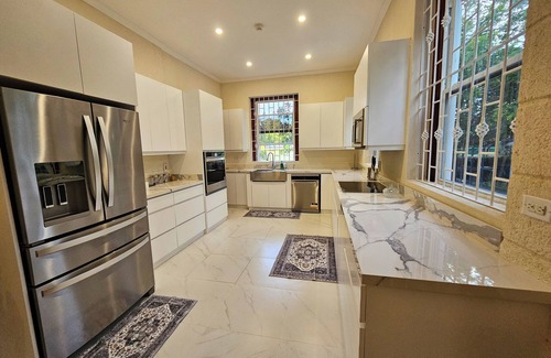Welches Villa | Stylish Oistins Villa: 2BR, A/C, Full Kitchen, Gated Property, Spacious Garden.