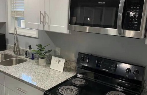 Greensboro House | Stylish One Bedroom home 5 min away from Downtown.