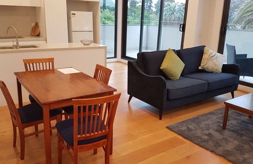Caulfield North Apartment | Stylish Parkside Apartment 2 Bed 2 Bath NETFLIX Car park 12 minutes to City
