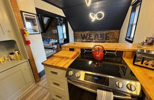 Bellefonte Apartment | Stylish, Penn State-Themed Historic Getaway 2 Blocks from Waterfront