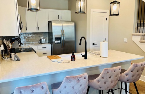 Little Italy House | Stylish Pristine New Townhouse with porch and rooftop deck- 5 min from downtown!