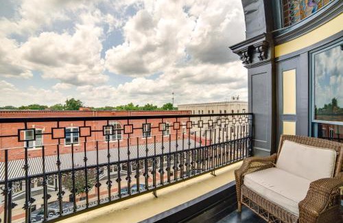 Marshall Apartment | Stylish Private Balcony Downtown Marshall Studio!