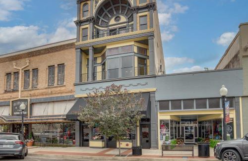 Marshall Apartment | Stylish Private Balcony Downtown Marshall Studio!