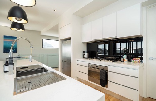 Curlewis House | Stylish Retreat: Bay views, Fire Pit, Heated Pool, Game Room & Breakfast