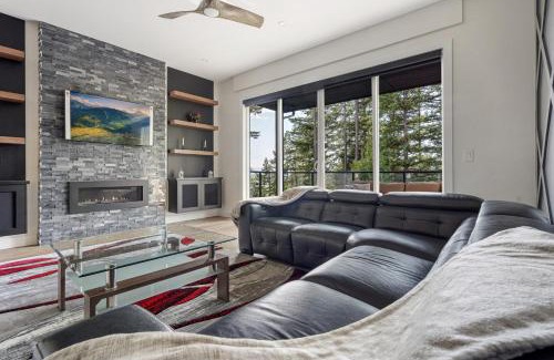 Harrison Mills House | Stylish Retreat in Agassiz with Scenic Views
