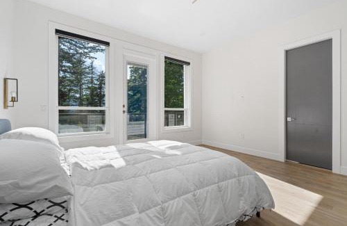 Harrison Mills House | Stylish Retreat in Agassiz with Scenic Views