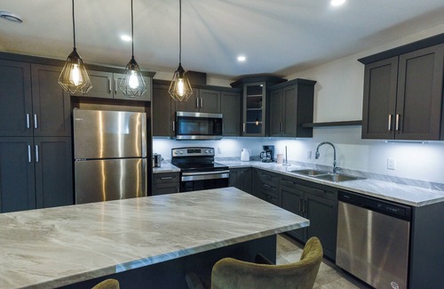 Riverview House | Stylish retreat with Garage