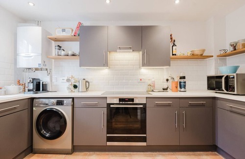 Tetbury House | Stylish Retreat with Private Garden in Tetbury