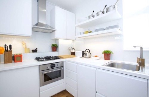 St. Mary's Park Apartment | Stylish retro apartment by Battersea Park