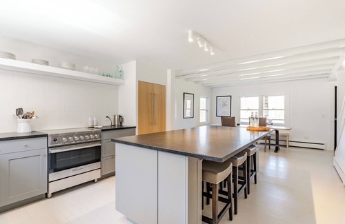 Marble Dale Cabin | Stylish & Scenic Escape: Chef's Kitchen ~ Hot Tubn
