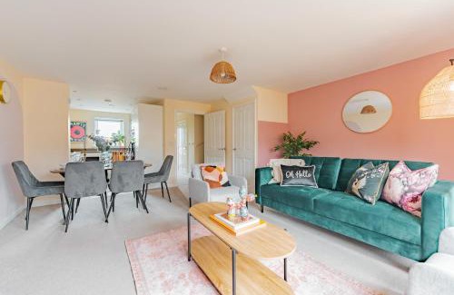 Cambourne House | Stylish & Spacious 3bed Home with Fast Wifi & Private Parking