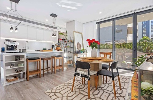 Lidcombe Apartment | Stylish & Spacious 3BR Apt