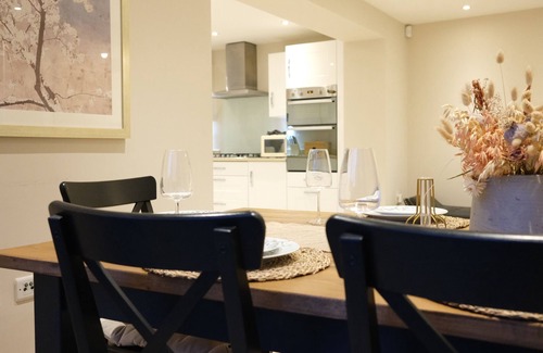 Bicester House | Stylish & Spacious Bicester Village 6-bedroom House
