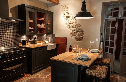 Pezenas House | Stylish Stone House: Private Roof Terrace, Designer kitchen, Parking, AirCo
