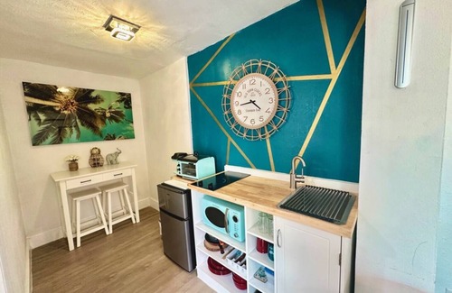 Central Oakland Park House | Stylish Studio Close to Downtown & Beach