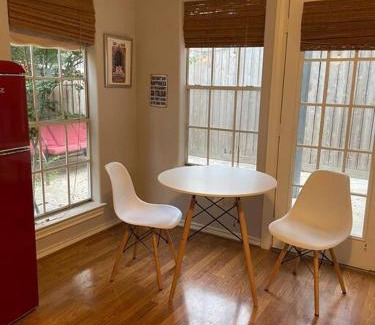 Hyde Park Cabin | Stylish Studio in Montrose - The Italian Plaza