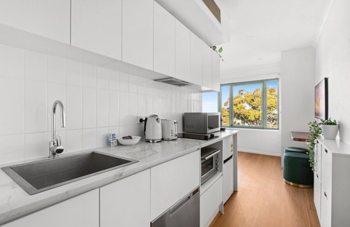 Newtown Apartment | Stylish Studio in the Heart of Newtown with Pool