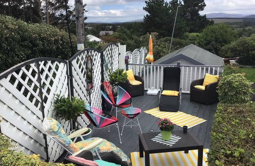 Dungloe Apartment | Stylish Studio with Kitchen/Private Deck/Sauna & Hot Tub