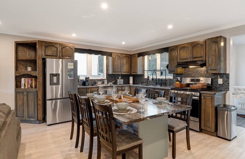 Sudbury House | Stylish Sudbury Stay | Hot Tub | Pet-Friendly | Great for Families
