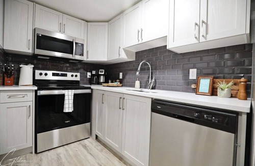 Southwest Edmonton Condo | Stylish Suite King Bed|Long Stays|Disney+|Airport