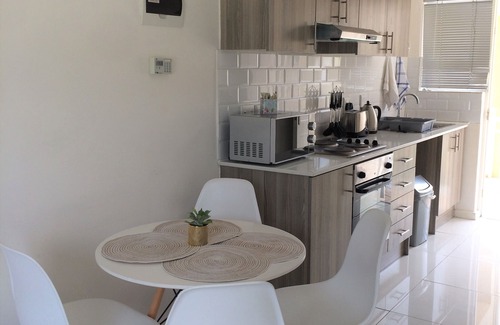 Muizenberg Apartment | Stylish sun kissed 2 bed apartment near the sea (mountain view)