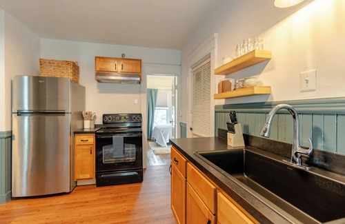 Eastside Apartment | Stylish Syracuse 2nd fl 3 Bedroom in hip Westcott near SU, restaurants, coffee