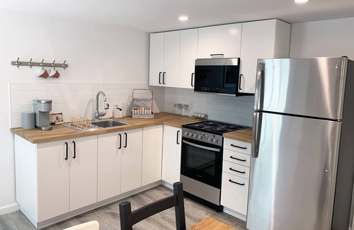 Tarrytown Apartment | Stylish Tarrytown Studio - Walk to Train & Main St